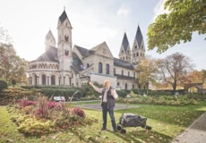 G&auml;stef&uuml;hrer mit Bollerwagen vor der Basilika St. Kastor im Blumenhof  &copy; Koblenz-Touristik GmbH, Picture Colada 