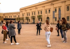 Guided tour group in the courtyard of Festung Ehrenbreitstein on the wine and culture tour &copy; Koblenz-Touristik GmbH, Johannes Bruchhof