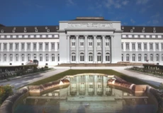R&uuml;ckseite des Kurf&uuml;rstlichen Schlosses in Koblenz mit Brunnen im Vordergrund &copy; Koblenz-Touristik GmbH, Gauls