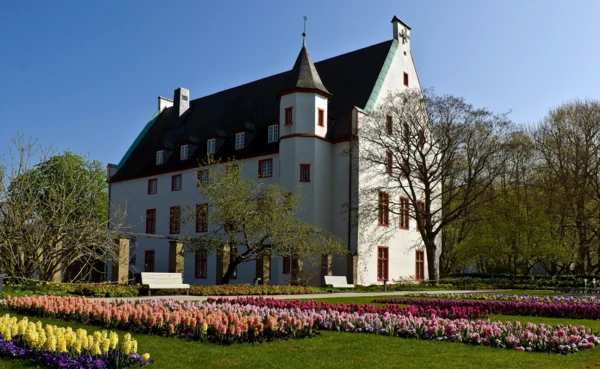 Blumenhof der Basilika St. Kastor mit dem Deutschherrenhaus im Hintergrund &copy; Koblenz-Touristik GmbH, Christian Nentwig
