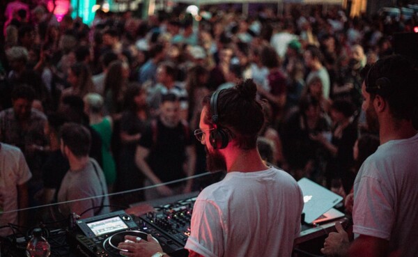 DJ's spelen op het Koblenz Oude Stad Festival © Halb so wild