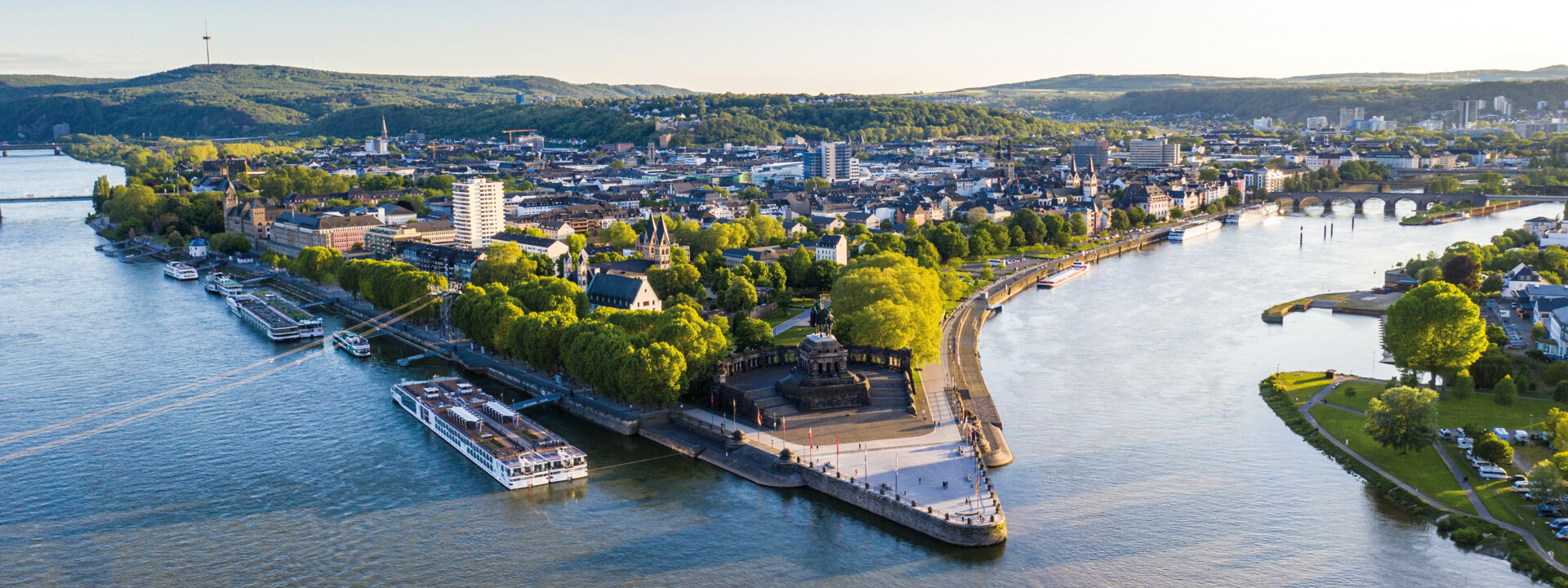 Luftaufnahme vom Deutschen Eck in Koblenz mit der Seilbahn, dem Rhein, der Mosel und Schiffen im Vordergrund ©Koblenz-Touristik GmbH, Dominik Ketz