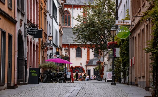 Foto der Gem&uuml;segasse mit Blick auf die Liebfrauenkirche in der Koblenzer Altstadt. &copy; Koblenz-Touristik GmbH, Johannes Bruchhof