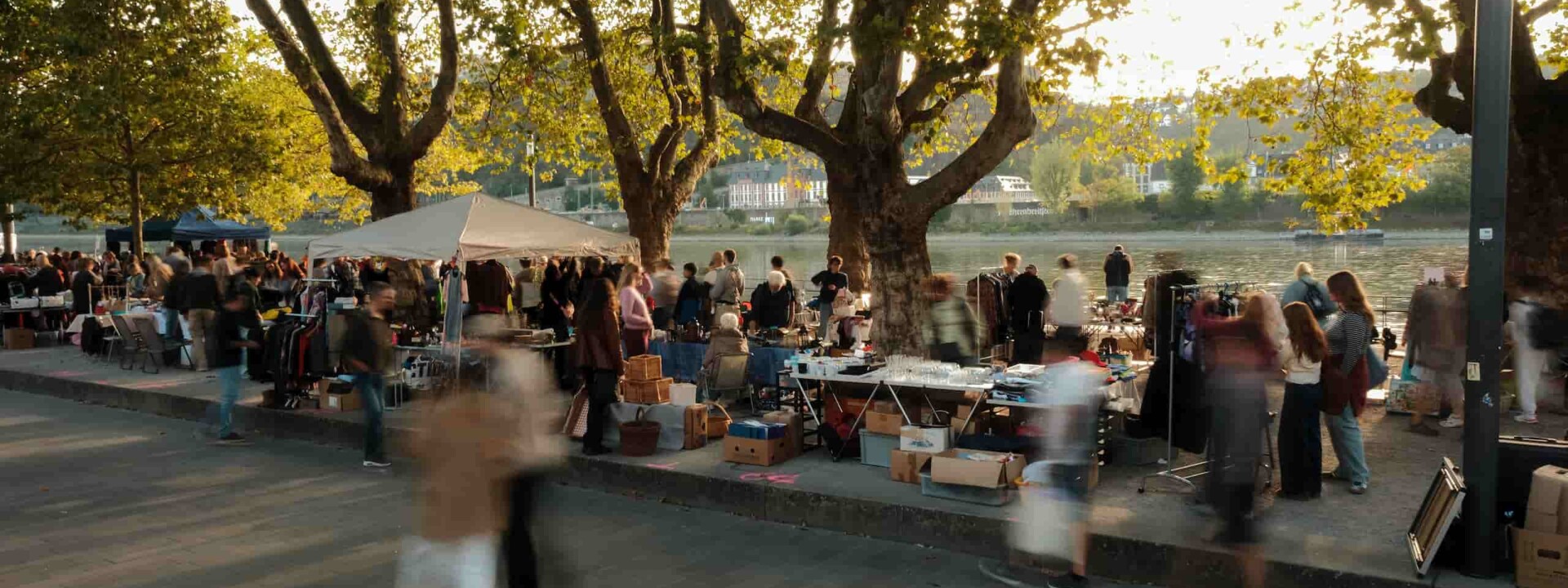 Peter-Altmeier-Ufer, Stedelijke rommelmarkt Koblenz &copy; Koblenz-Touristik, Nils Hartmann