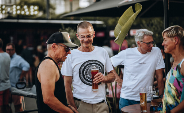 Freundesgruppe an einem Stehtisch an der Ufer-Bar &copy; Marvin Lahrs
