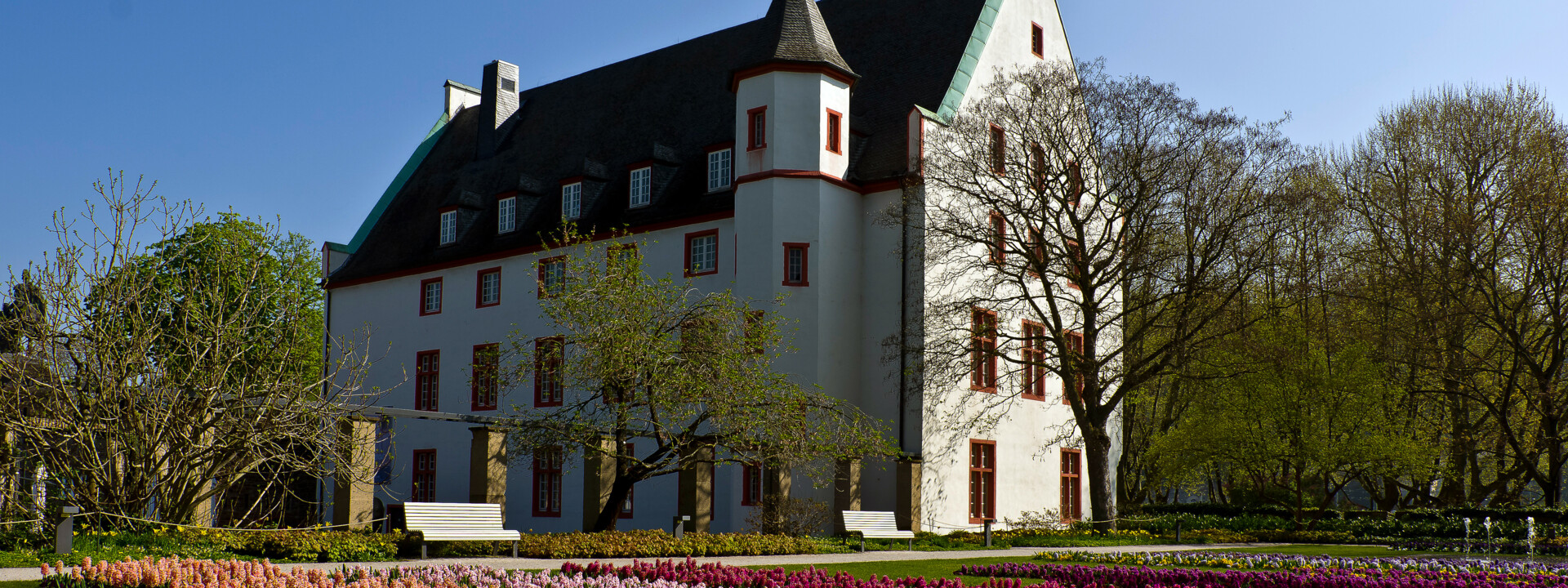Blumenhof der Basilika St. Kastor mit dem Deutschherrenhaus im Hintergrund ©Koblenz-Touristik GmbH, Christian Nentwig
