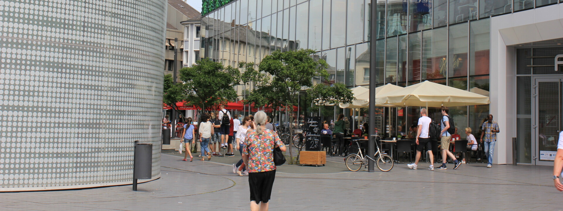 Shopper und Cafés auf dem Zentralplatz in Koblenz ©Koblenz-Touristik GmbH